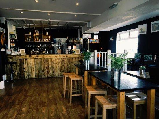 Bear Bar & Cafe